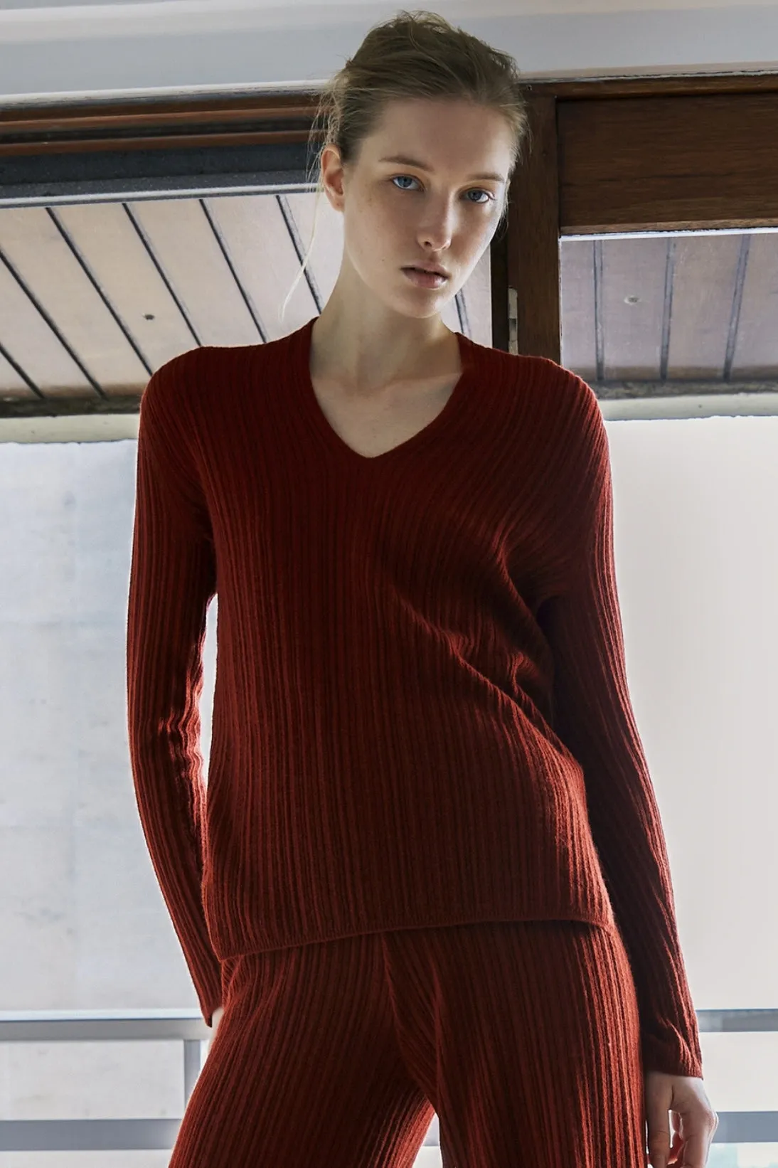 VARIATED RIB V-NECK SWEATER